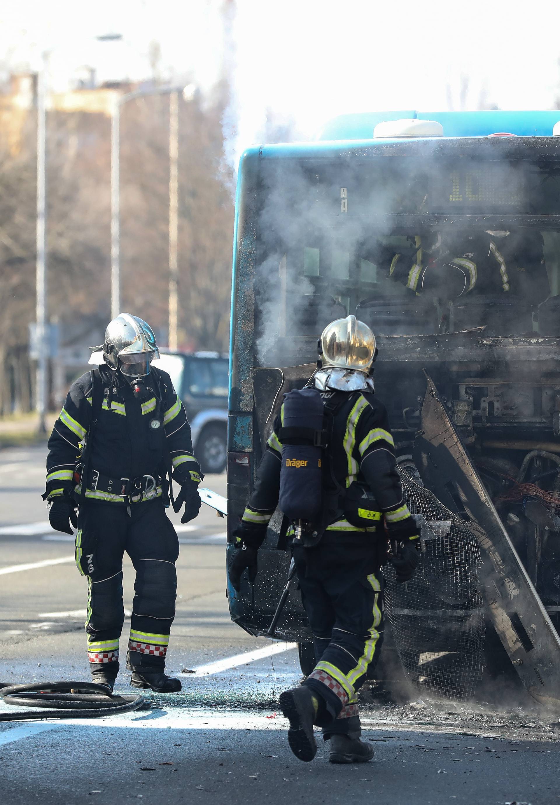 Zagreb: Vatrogasci ugasili poÅ¾ar na autobusu ZET-a na izlasku iz naselja Dugave