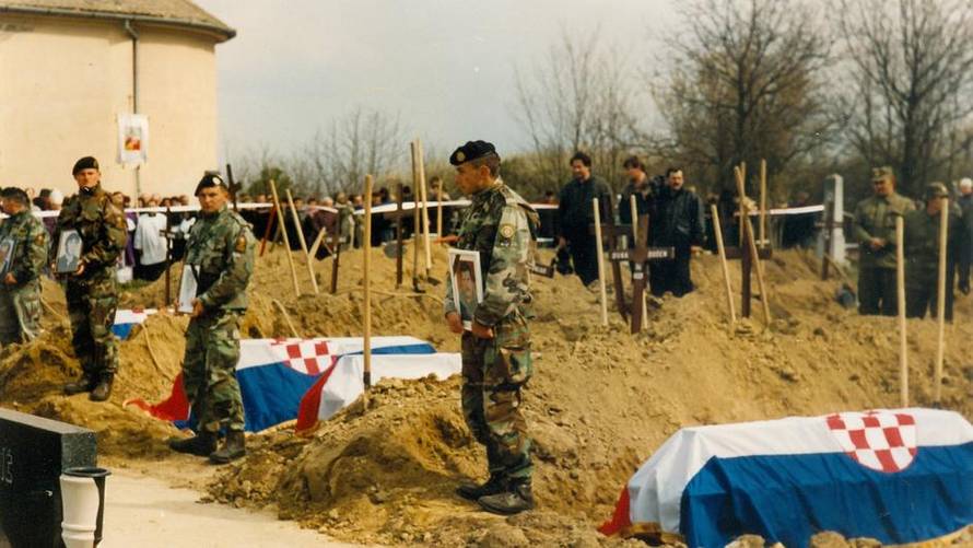 Srpska paravojska natjerala ih 'brati grožđe' u minskom polju. Uhvatili su se za ruke i krenuli...