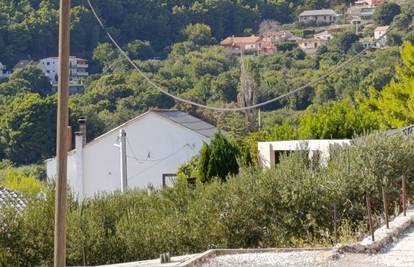 VIDEO Suklja dim u Solinu, opet se aktivirao požar: 'Sve je pod kontrolom, vatrogasci ga gase'