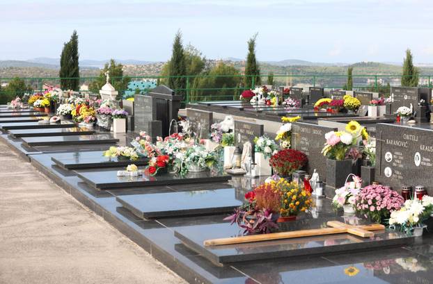 Šibenik: Na blagdan Svih svetih gra?ani posje?uju grobove svojih najmilijih