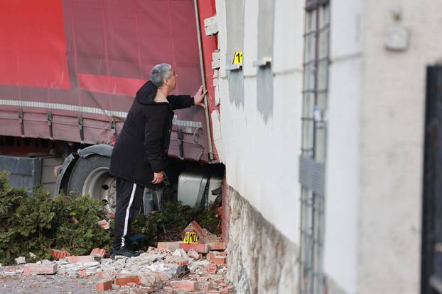 Kamion se zabio u kuću kod Vinkovaca, više ljudi ozlijeđeno