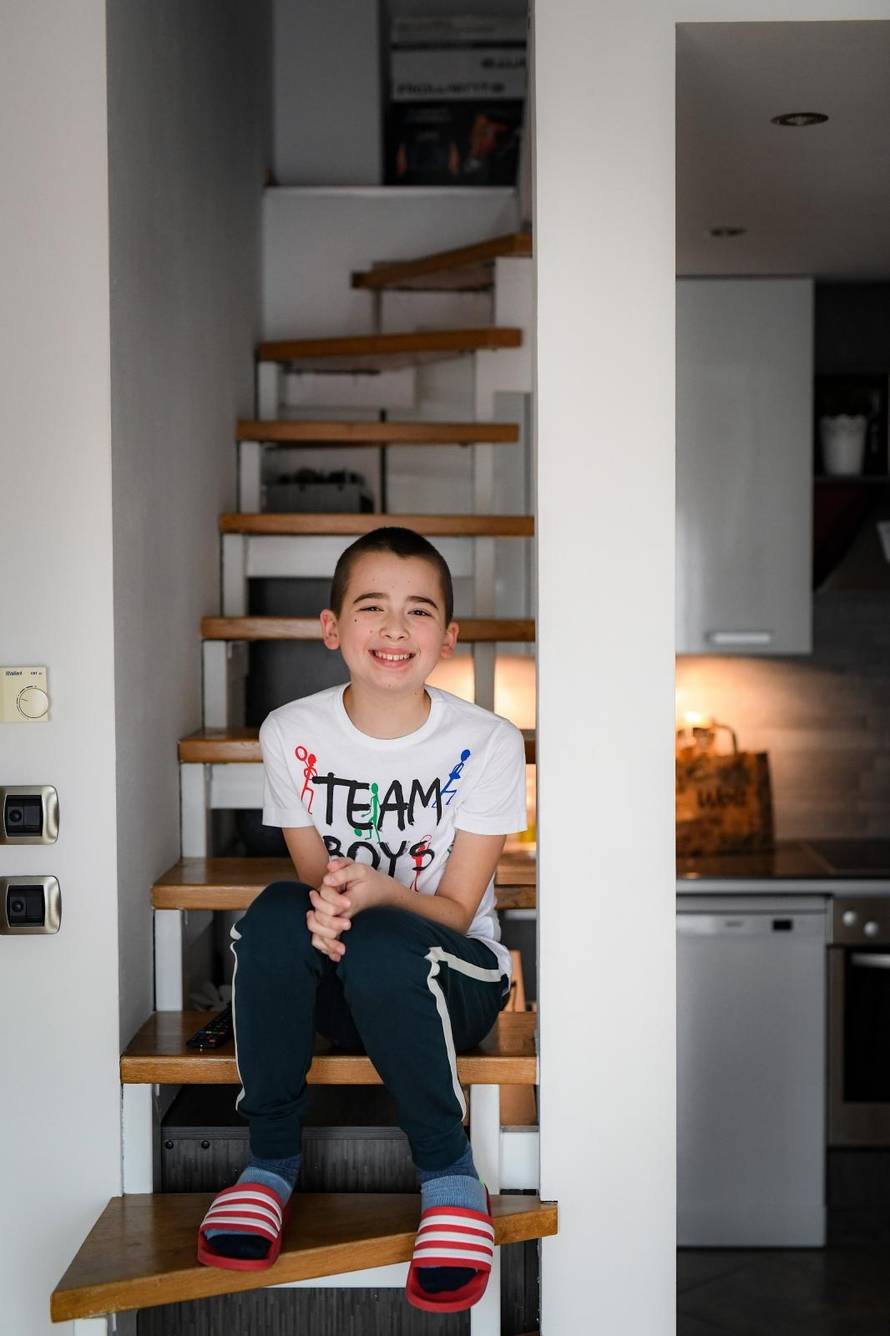 Ivano ima 12 godina, ide u peti razred, ima bijele tenisice, bicikl i Mickeyja Mousea. I autizam