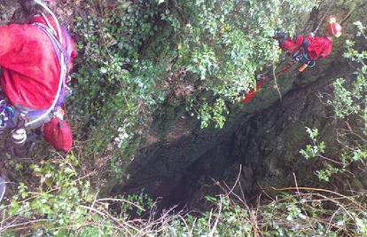 GSS-ovci izvukli mješanca iz 45 metara duboke jame 