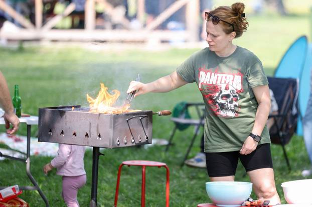 Zagreb: Građani na Jarunu uživali u roštiljanju  i druženju 