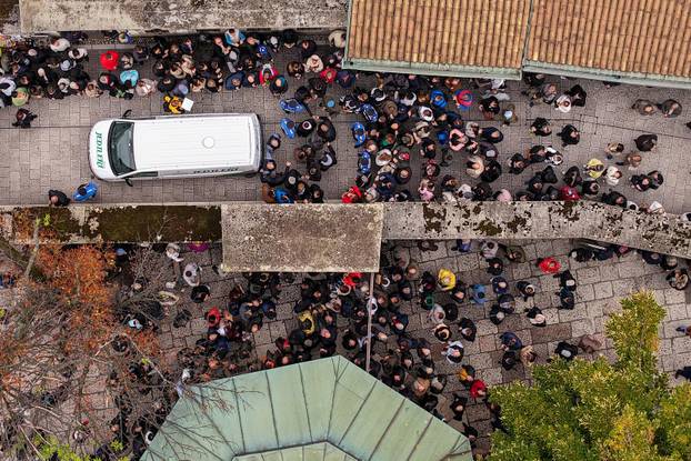 Sarajevo: Pogled iz zraka na dženazu za Halida Bešlića u Gazi Husrev-begovoj džamiji