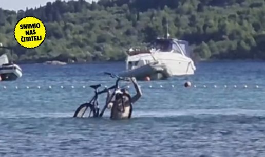 IMA PEDALE, A NIJE PEDALINA! U Vodicama plivao s biciklom: 'Htio je oti&cacute;i do Prvi&cacute;a s njim'