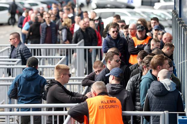 Zagreb: Navijači u dugačkom redu čekaju ulaznice za utakmicu Dinamo - Hajduk