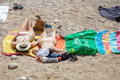 U Dubrovniku sve više turista, a plaža Banje svaki je dan punija