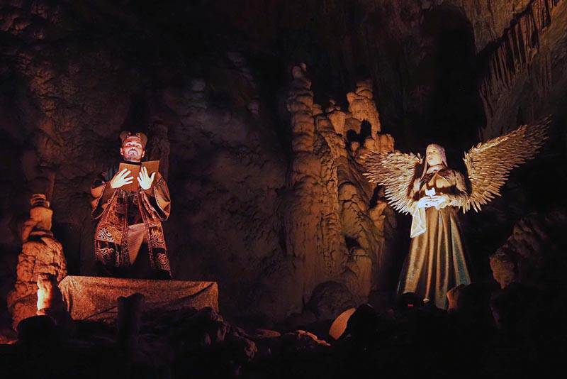 Spektakularne Žive Jaslice u Postojnskoj jami duge su 5 km i uprizoruju 18 biblijskih prikaza