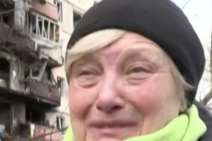 Suze u Kijevu: Rusi bombardirali stambenu zgradu, jedna osoba je preminula