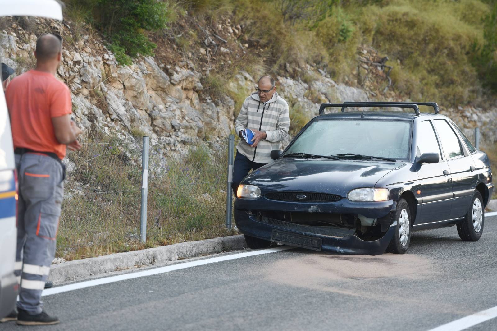 Automobil naletio na kamen koji je uslijed potresa pao na cestu kod Vrpolja