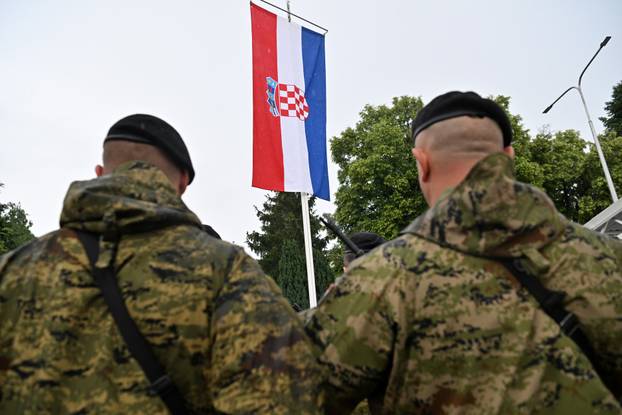 FOTO Suze i zagrljaji u Požegi: 900 novih ročnika položilo prisegu, među njima i 53 žene