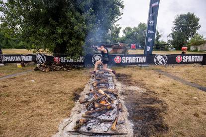 FOTO Nova olimpijska disciplina u Svetoj Nedelji. Puzali su ispod bodljikave žice i prelazili vatru