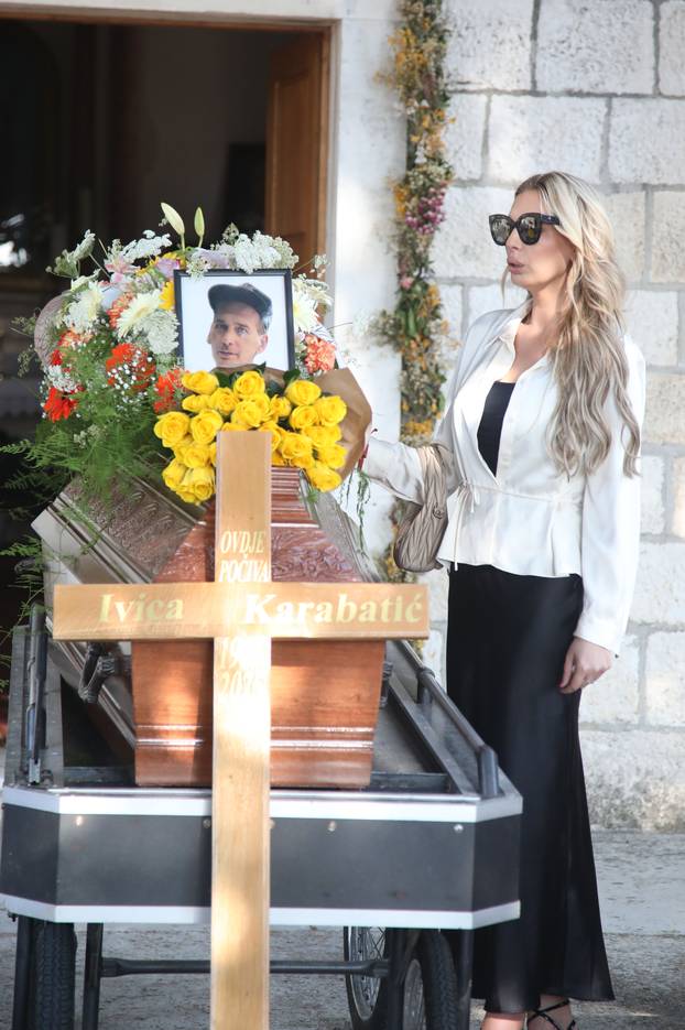 Rogoznica:Posljednji ispraæaj Ivice Karabatiæa, oca Ave Karabatiæ. 