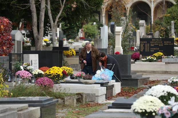 Zagreb: Građani obilaze posljednja počivališta svojih najmilijih uoči Svih svetih