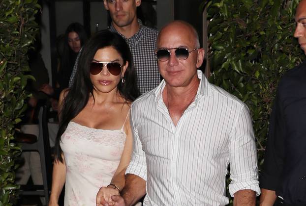 Jeff Bezos and Lauren Sanchez eat out in Santa Monica!