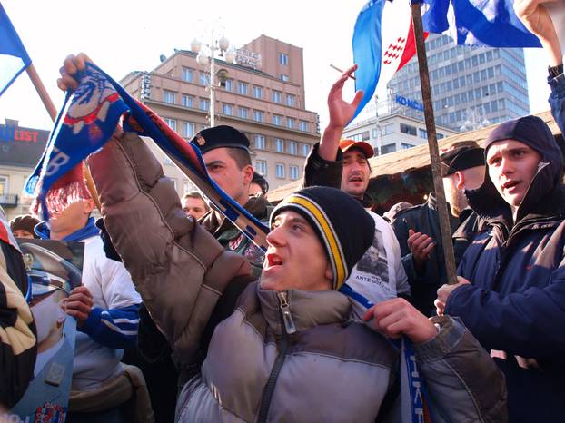 ARHIVA -  Tristotinjak osoba okupilo se na Jelačićevom trgu tijekom skupa podrške Gotovini