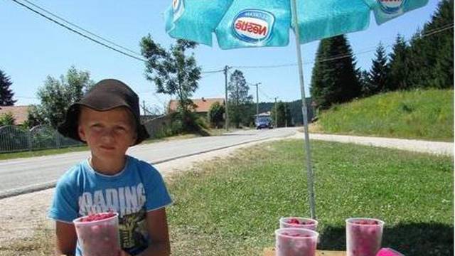 Tuga malog Jovana: Dječaku koji uz cestu prodaje maline za školske knjige umrla majka