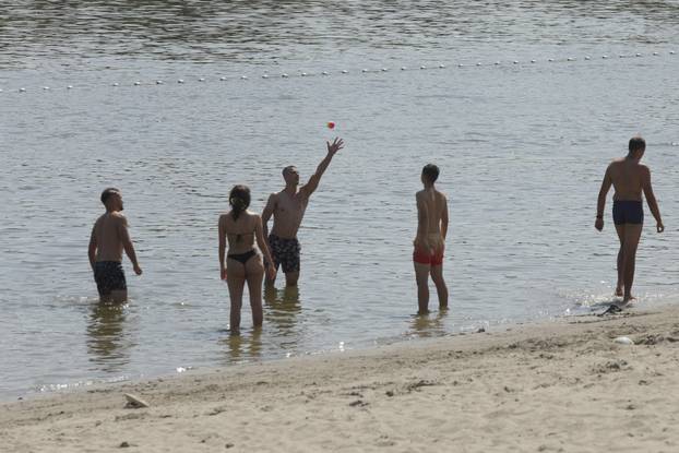 Osijek: Građani potražili osvježenje na Kopiki