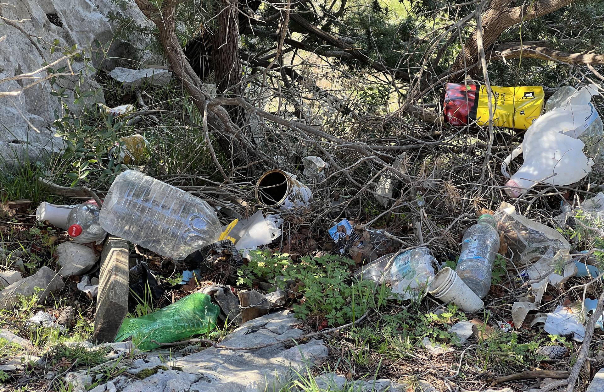 Kaštela: Uz oltar u crkvi zapalili vatru i napravili peku