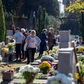 FOTO Groblja u Zadru puna su ljudi na blagdan Svih Svetih