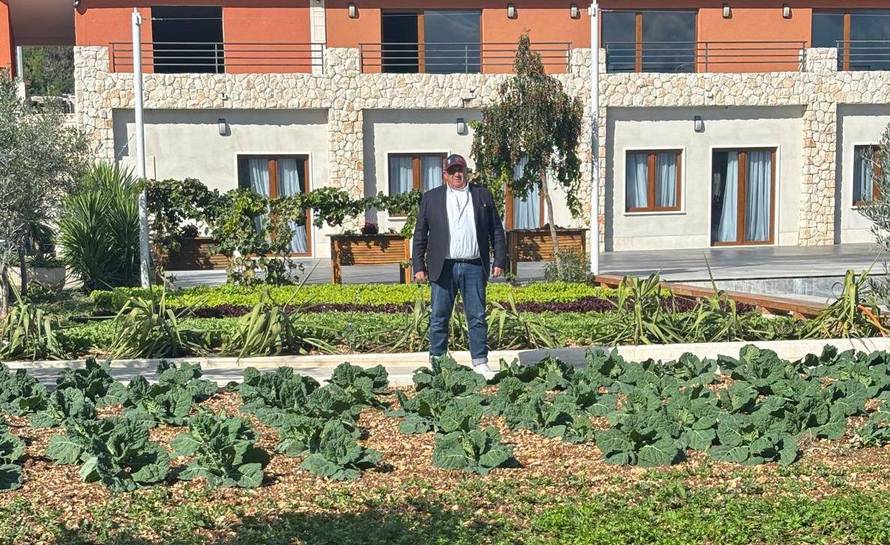 Kerum u sakou pozirao u vrtu: 'Danas sadimo raštiku, brokulu'