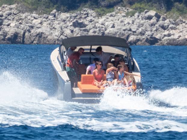 EKSKLUZIVNE FOTOGRAFIJE David Beckham veselo fotografirao Victoriu i djecu na odmoru u Hrvatskoj 