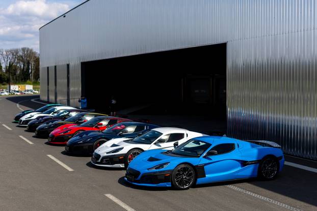 Rimac Nevere parkirane ispred Rimac kampusa u Kerestincu povodom Trilblazers Toura
