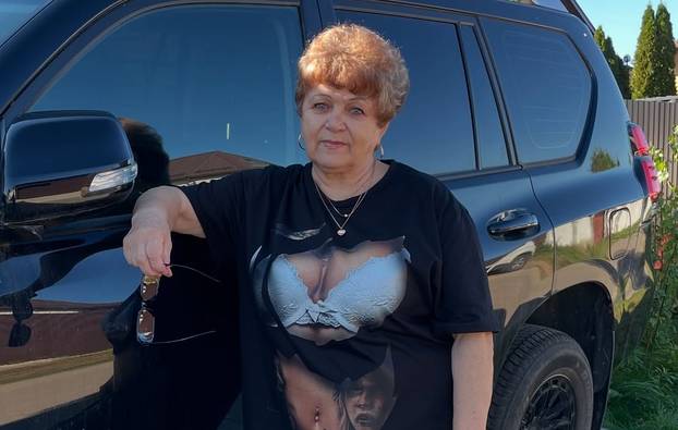 FOTO Ima 70 godina i šokira internet izazovnom odjećom: 'Život ne prestaje kad ostariš'