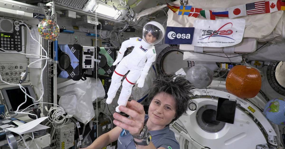 ISS commander teaches girls about science in orbit