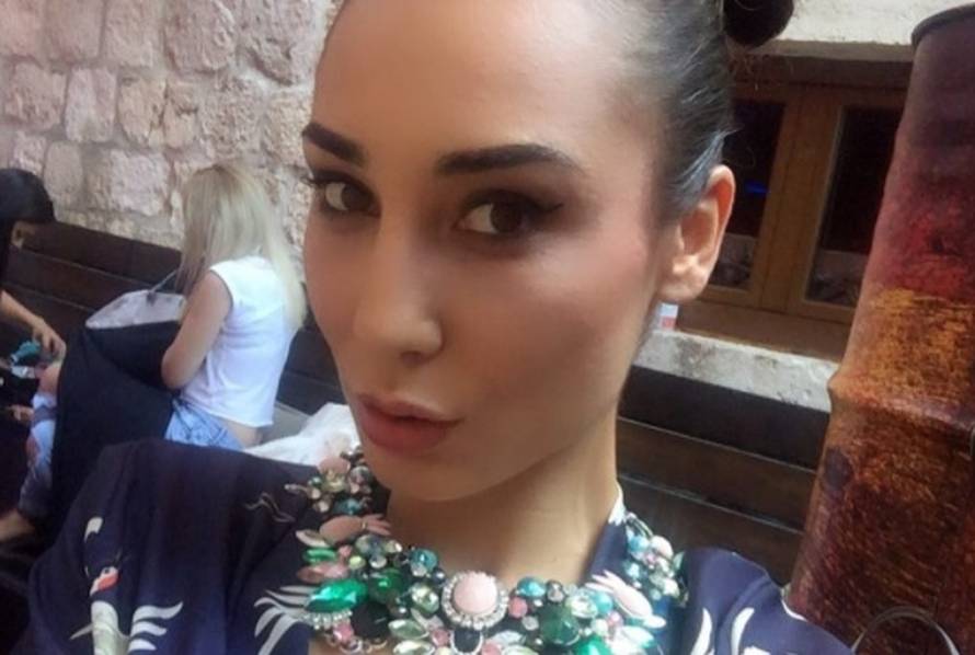 Borba na snimanju: Cura Joška Lokasa obuzdavala bujne grudi