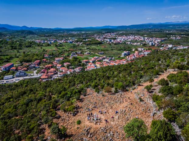 Međugorje: Pogled na Brdo ukazanja iz zraka
