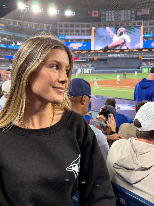 FOTO S 31 godinom oprostila se od tenisa, a zbog obrijane glave izgubila je vrijedno sponzorstvo