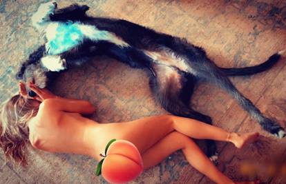 Heidi Klum provocira: Potpuno gola valjala se po podu sa psom