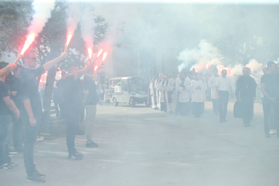 Bakljada na Mirogoju: Obitelj i prijatelji oprostili se od Capara