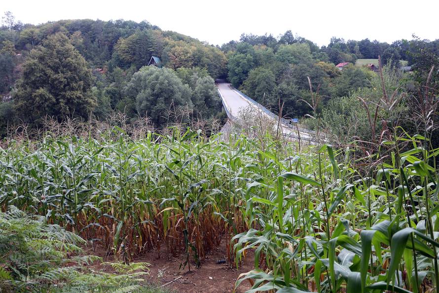 Migranti im prolaze kraj kuća: 'Strah me je, pogotovo po noći'