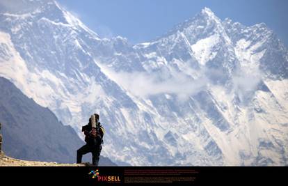 Na Mount Everestu stoji i čeka na stotine kila ljudskog izmeta