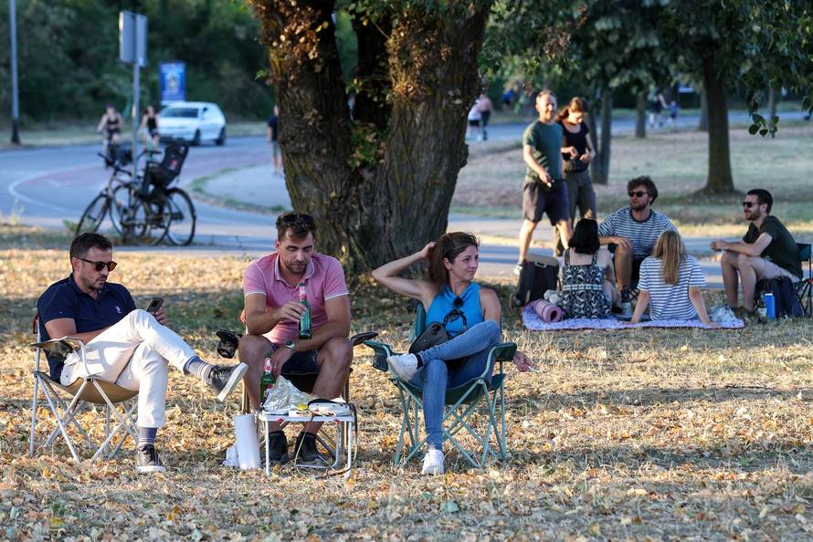 Zagreb: Građani na Jarunskom nasipu promatrali pomrčinu sunca