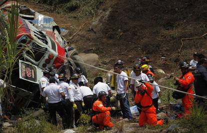 Autobus sletio u provaliju od 80 metara, poginulo je 19 ljudi
