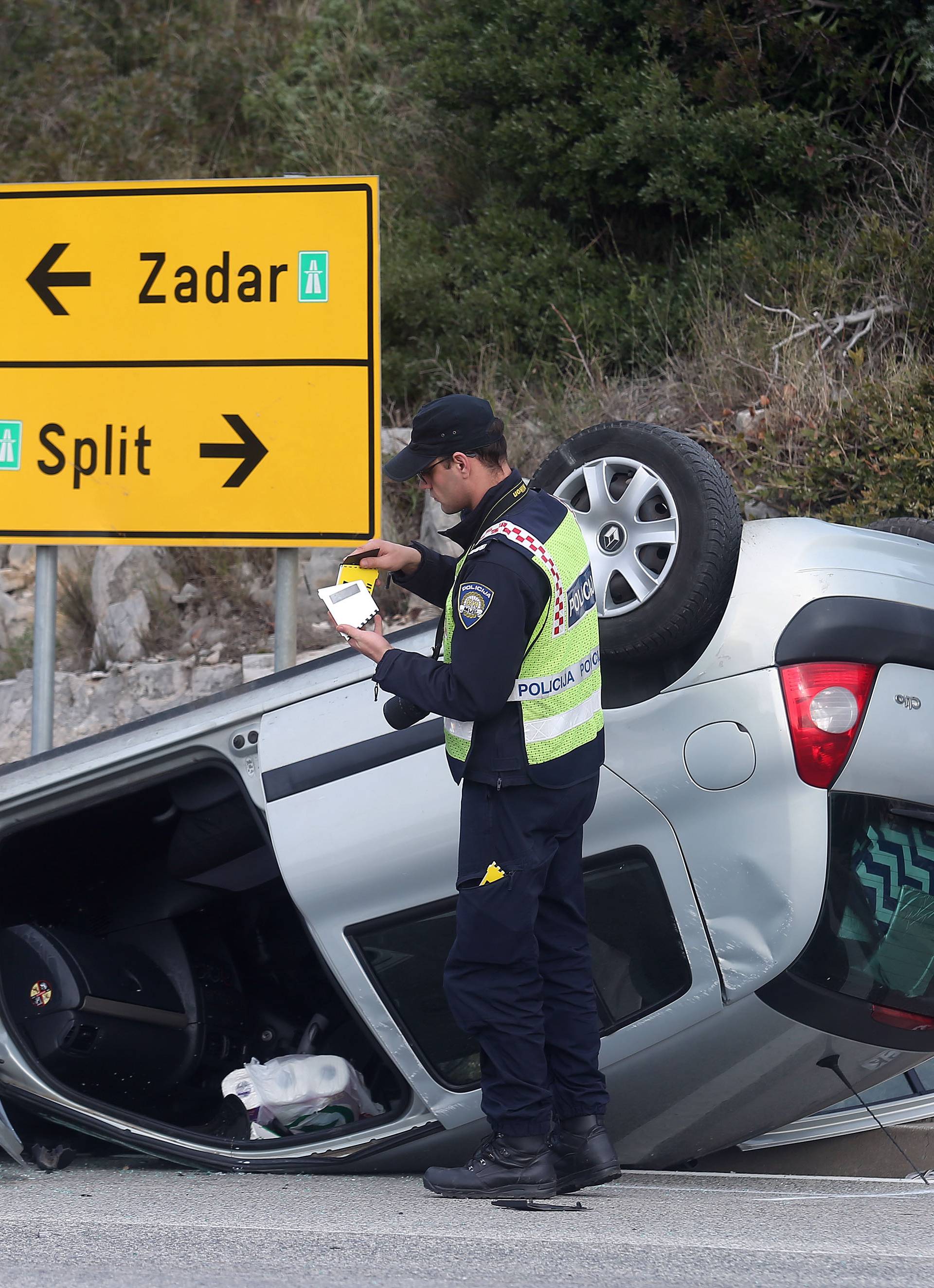 Å ibenik: U prometnoj nesreÄi jedno vozilo zavrÅ¡ilo na krovu