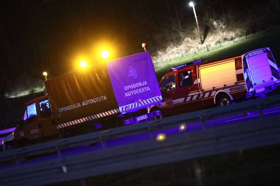 Stravična nesreća kod Sarajeva: Poginulo troje mladih, prijatelji plaču od tuge, jednom je pozlilo