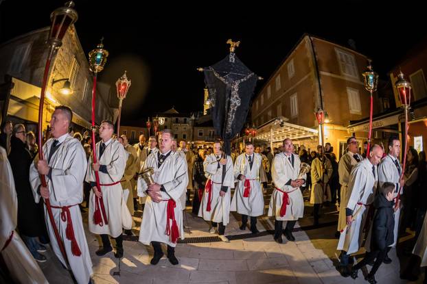 Jelsa: Ispraćaj jelšanskog križa i početak procesije "Za križen"