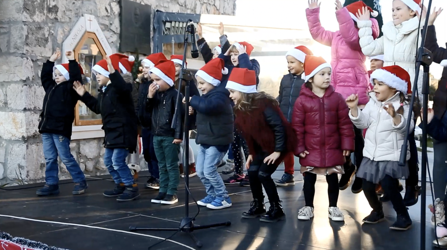 Prekrasna čarolija na Murteru: Djed Božićnjak stigao brodom