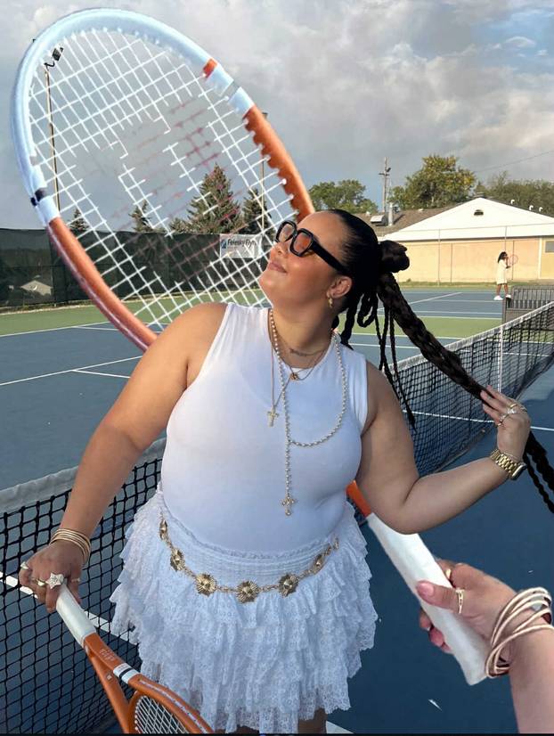 Plus-size influencerica ponosno pokazuje svoje obline: 'Tko se ne bi hvalio ovakvim grudima?'