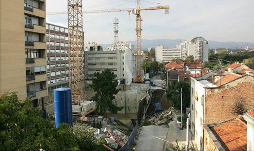 Urušavanje kuća: Bagerima i novcem protiv života...