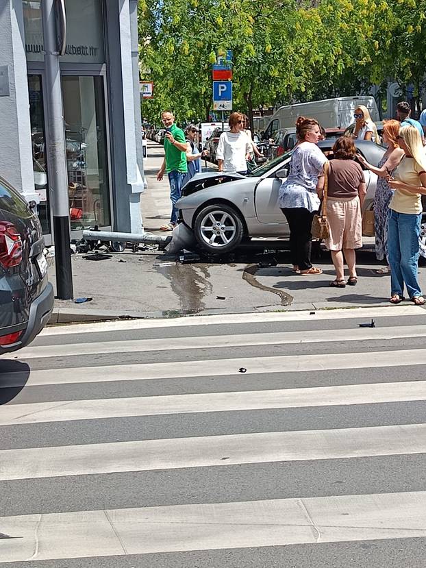 BIZARNO! Vozač auta zabio se u izlog u Zagrebu. Imao je kacigu?