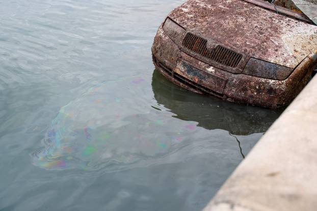 Zadar: Izvlačenje auta koji je 18 godina bio u moru