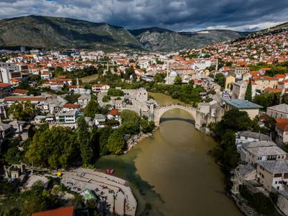 FOTO Evo kako izgleda Neretva: Smeđom rijekom pluta smeće