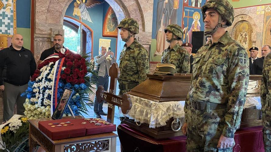Beograd: Kovčeg s tijelom ratnog zločinca Ratka Mladića izloženo je u Crkvi Svetog apostola Luke
