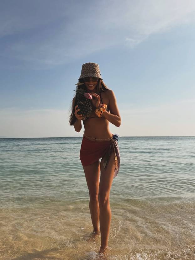 FOTO Laura Gnjatović istaknula svoju vitku figuru u bikiniju: Evo još malkice pa idem doma...